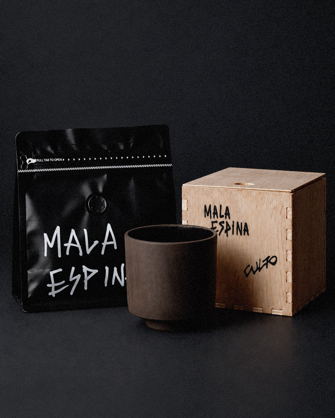 Taza de la colaboración Culto x Uno Nueve, café de Mala Espina y caja de madera